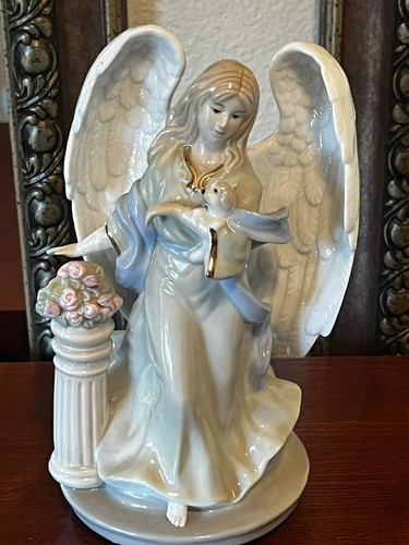 Vintage 2001 Holiday/Christmas Ángel Figurine ~Musical. Plays 'Joy To The World'
