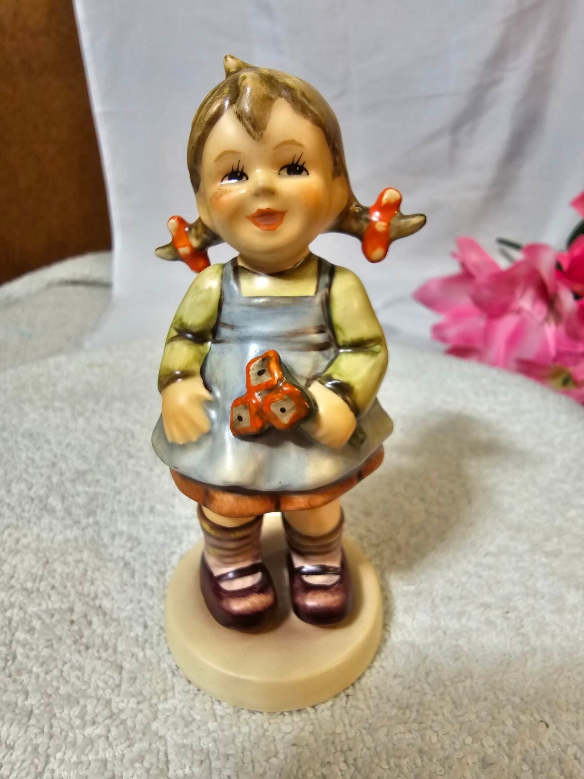 Goebel Hummel Gallery Collection 最新ニュース Hummel Goebel flower girl Exclusive Edition M.I Hummel Club
