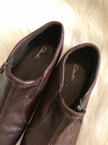 Clarks womens leather slip on zipper loafer shoes size 9 Brown