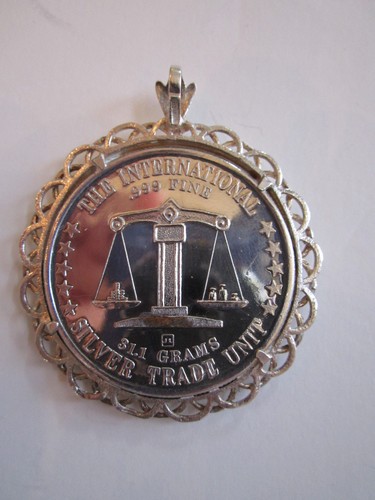 Bettelarmbänder und Anhänger aus Feinsilber