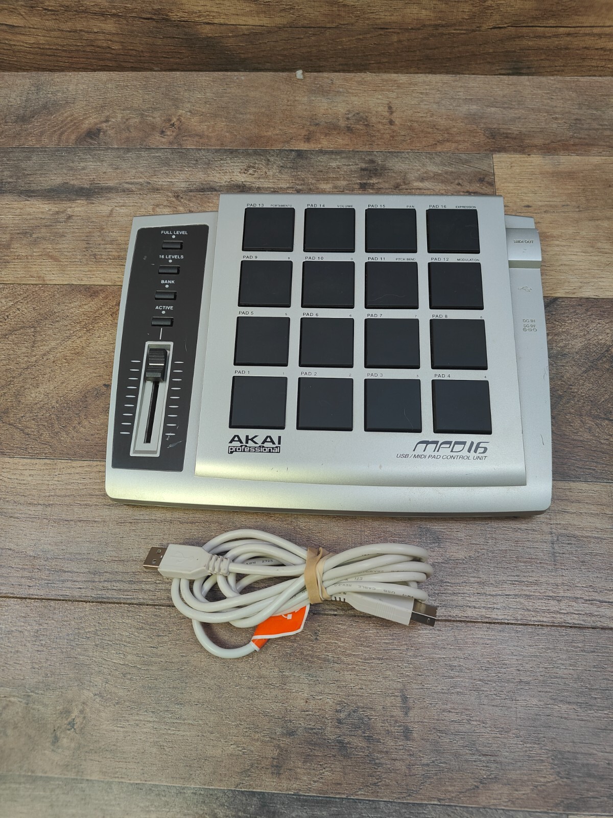 Akai Professional MPD16 USB/Midi Pad Control Unit For