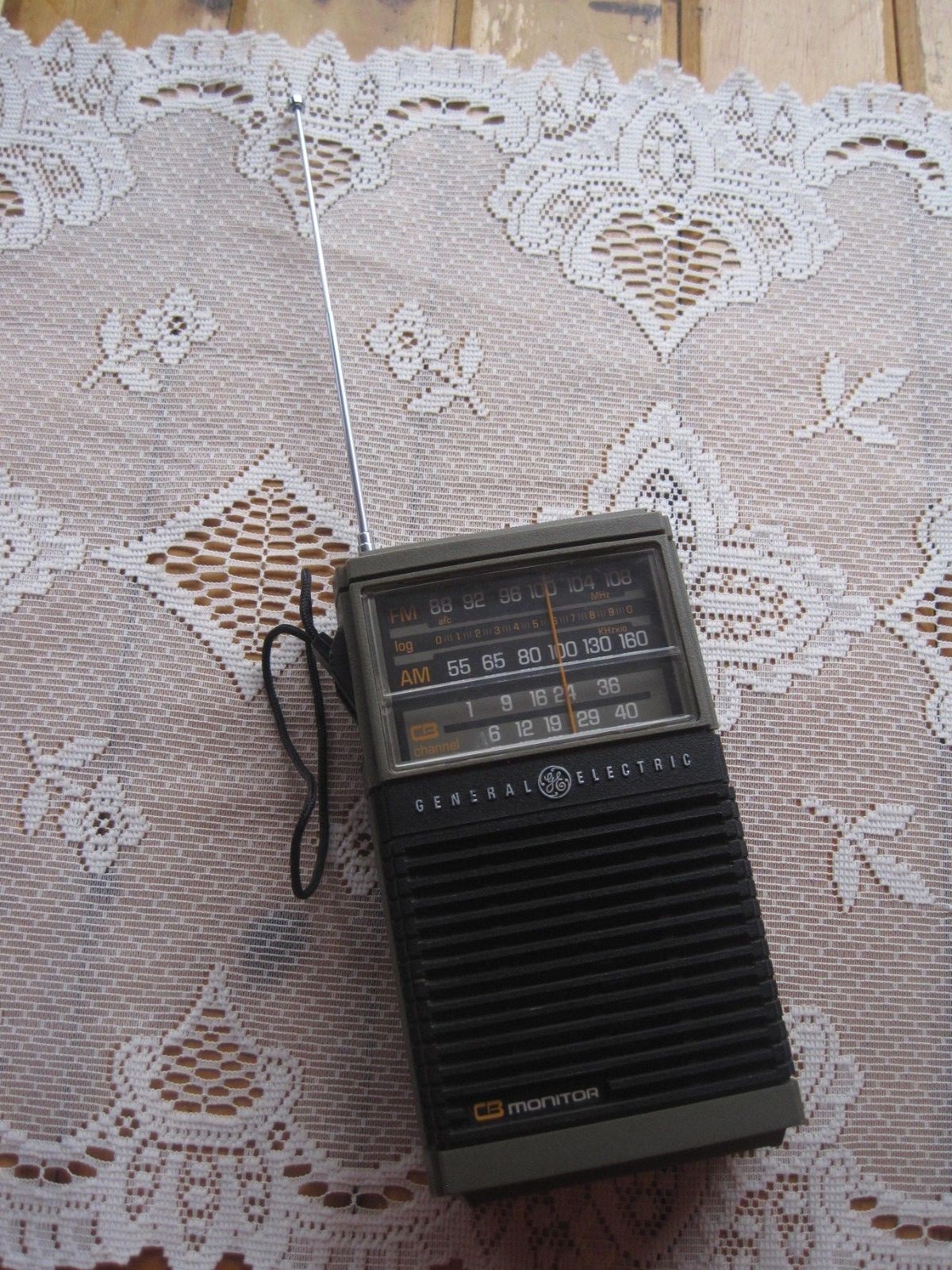 Vintage GENERAL ELECTRIC GE Portable AM FM RADIO / CB Monitor MODEL 7-2912A