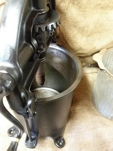 Enterprise sausage lard wine press 8  quart