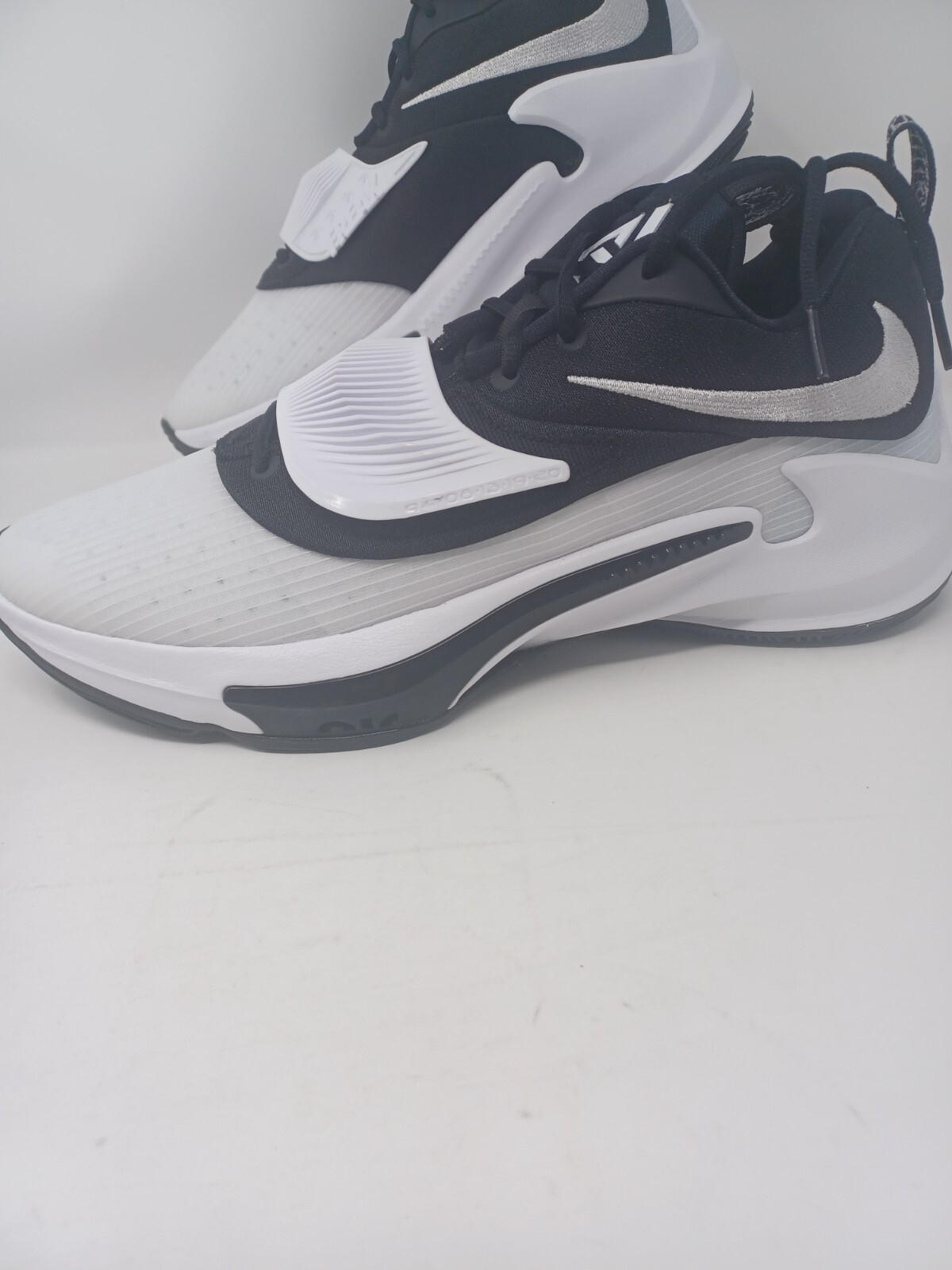 ナイキ ☆ エアズーム ☆ NIKE Zoom Freak 3 Basketball Shoes Amazon.com | Nike Men's Zoom Freak 3 NRG Action Red/White