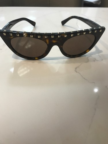 Valentino Sunglass model 4018 in raspberry red size 50-19-140 Valentino new sunglasses - Gem main image 2