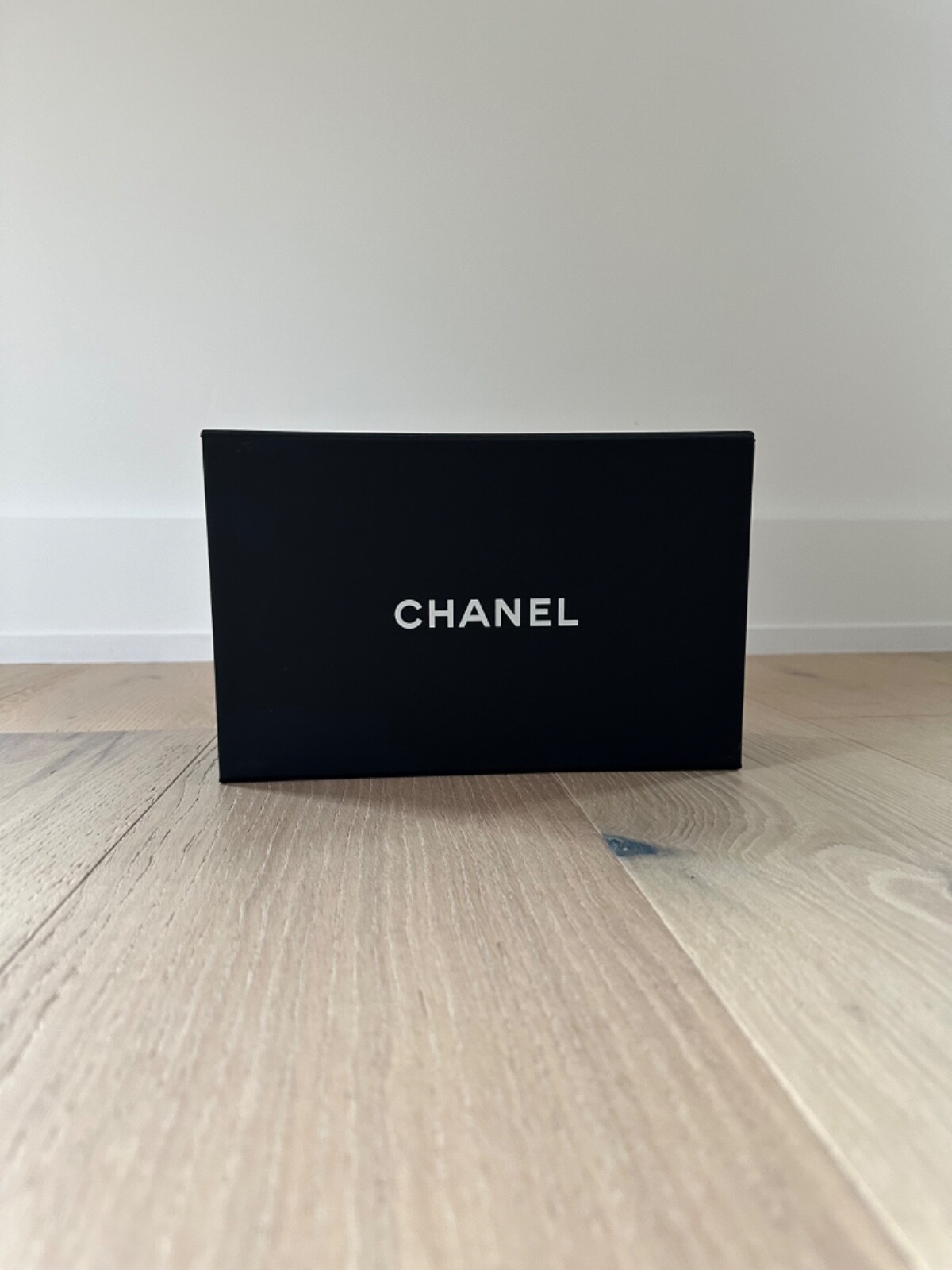 CHANEL ブラック レザー シュシュ 箱付き CHANEL ブラック レザー シュシュ 箱付き