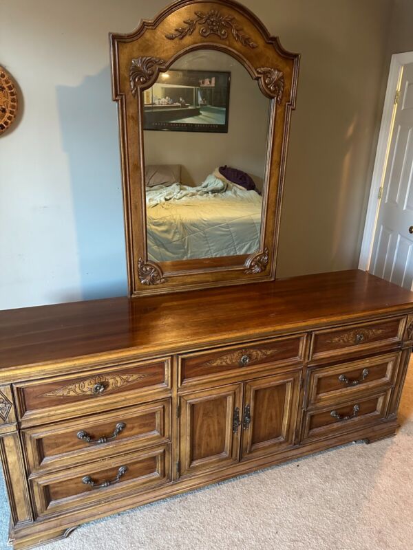 Thomasville Solid Wood Bedroom Dresser With Detachable Mirror