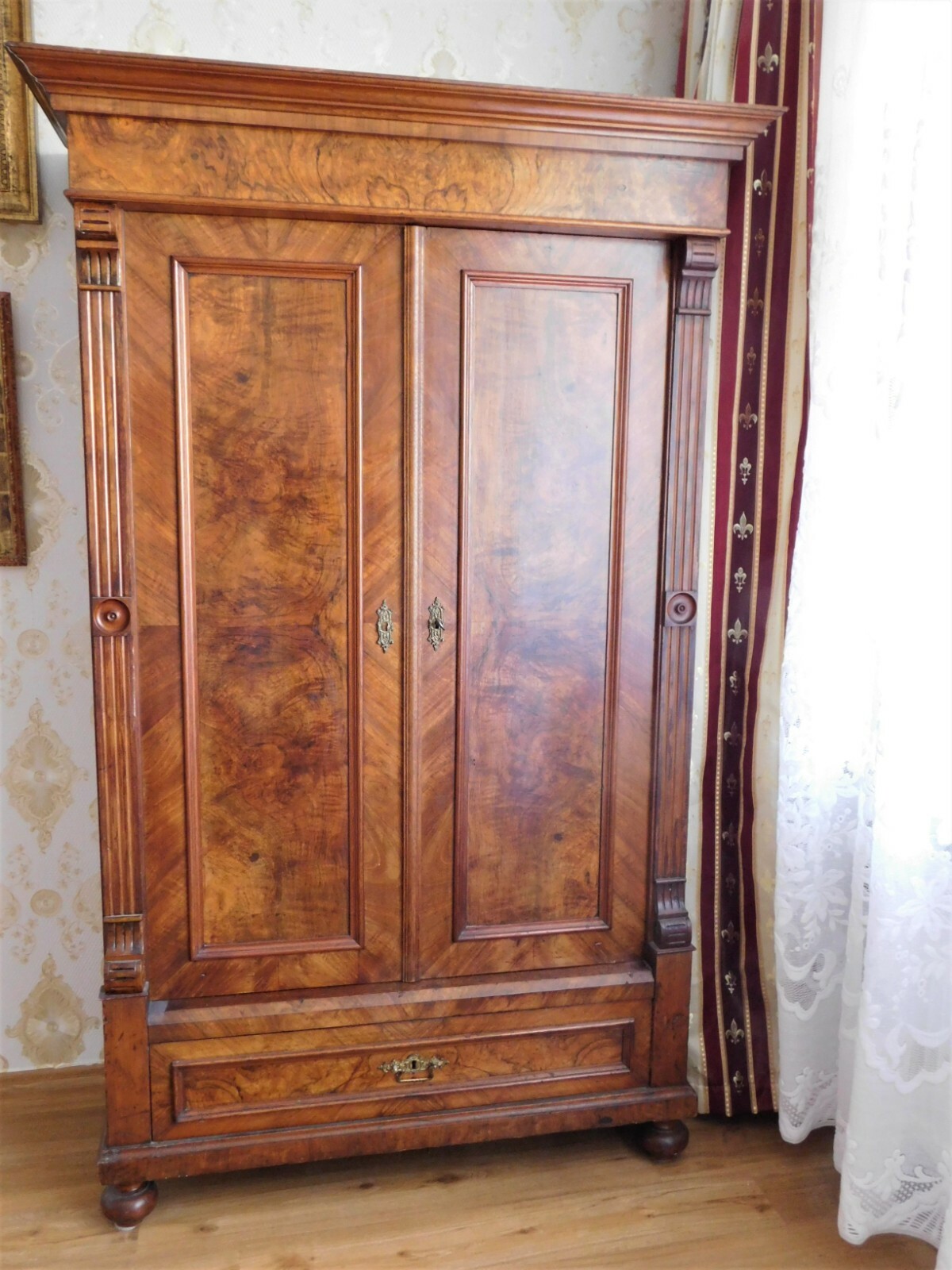 Garderobenschrank / Kleiderschrank Gründerzeit Nussbaum Wurzelholz
