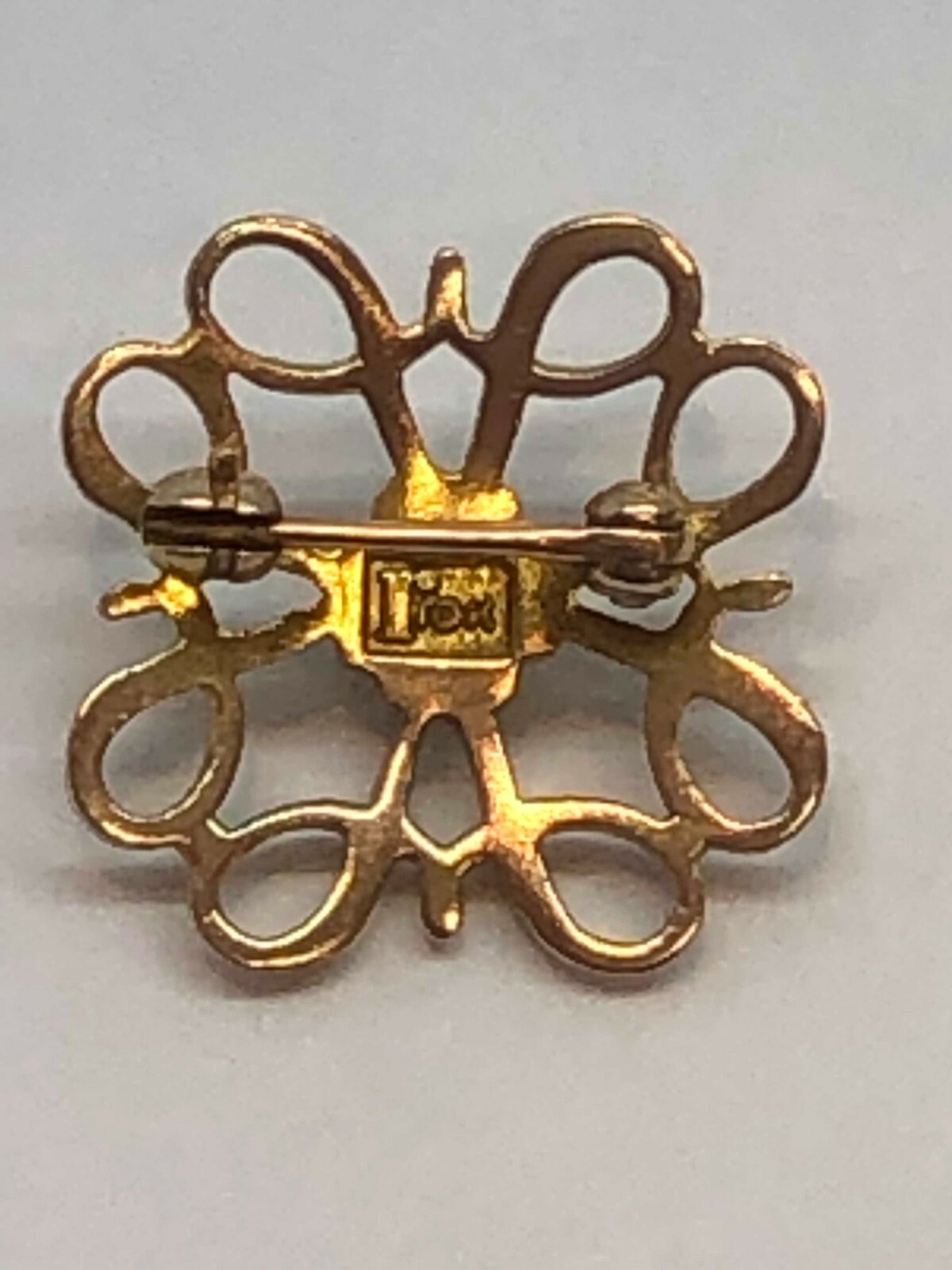 10KT Yellow Gold Vintage Pin Brooch w/ center 2.1mm Seed Pearl