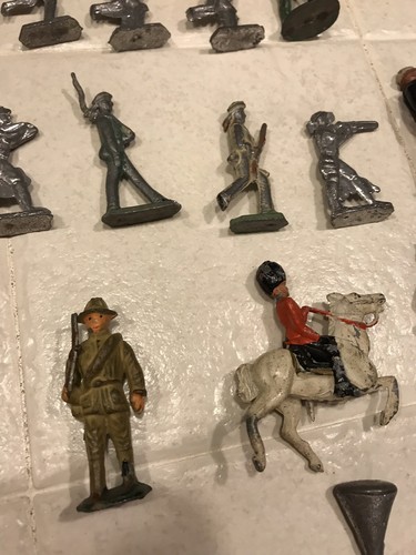 Vintage Lot of 25 Antique Lead Soldiers Indians Toy Soldiers Red Coat/Horse