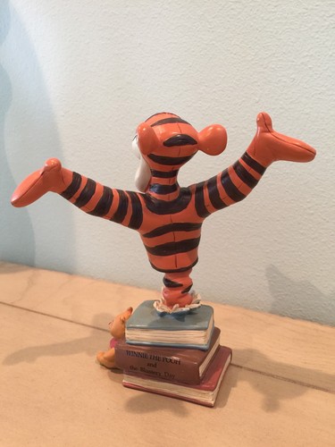 DISNEY SHOWCASE COLLECTIONS GRAND JESTER STUDIOS WINNIE POOH TIGGER STATUE