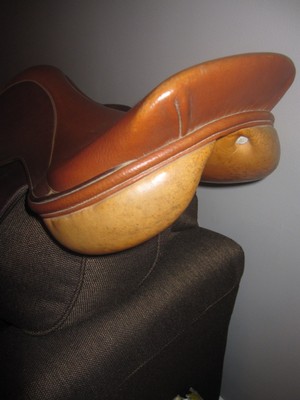 Crosby Hunterdon Close Contact English Jump Saddle w/stirrups  Great Condition