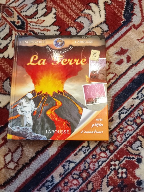 La Terre Larousse