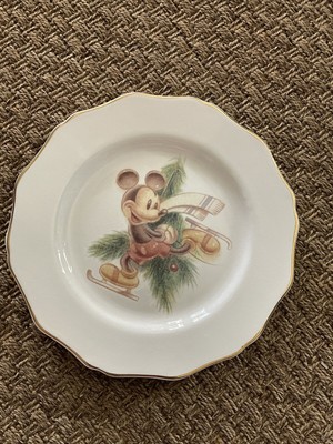 Disney Direct 9  Dinner/Dessert Plate Vintage Christmas Mickey Mouse Ice Skating