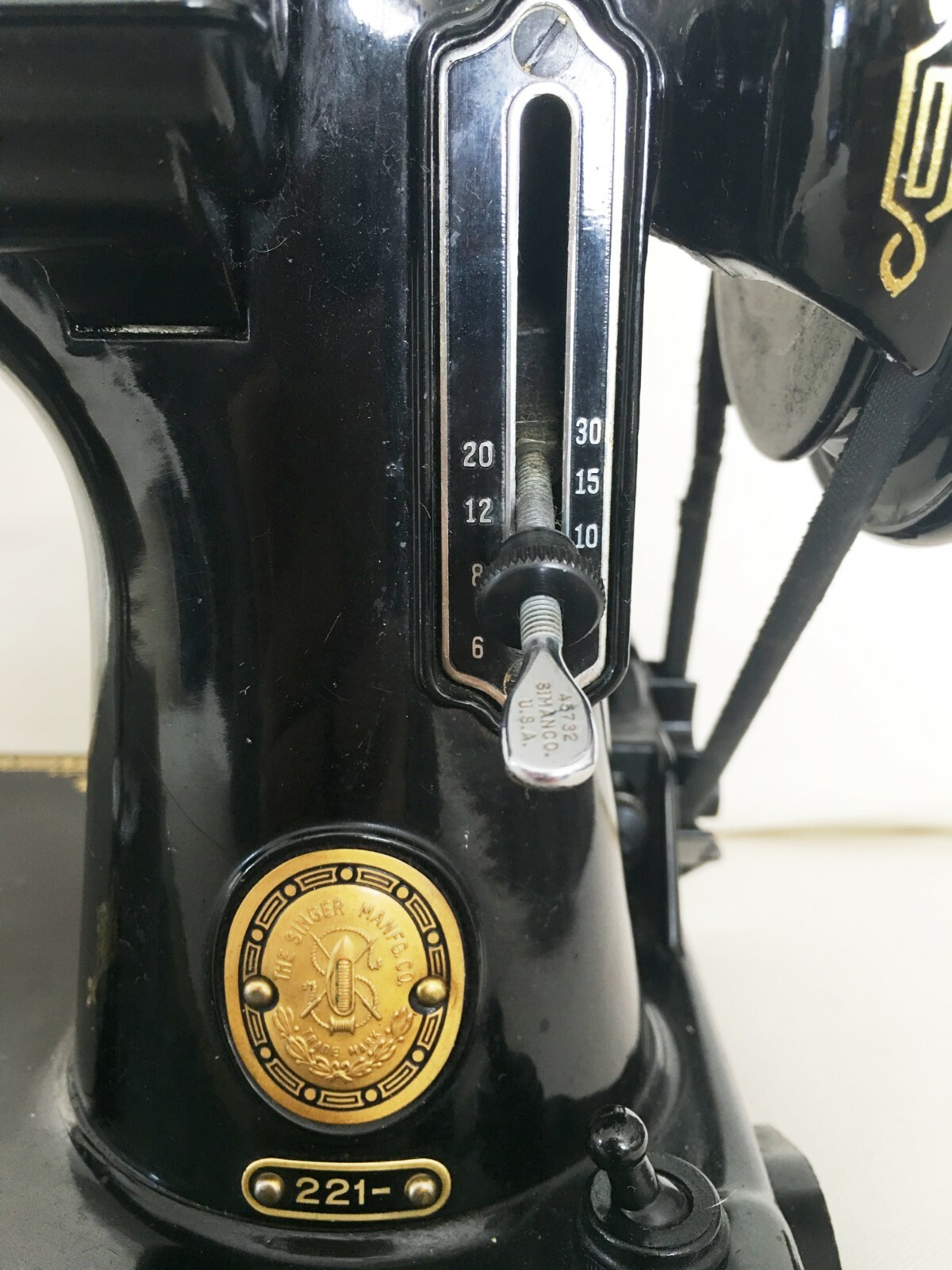 Singer Featherweight 221-1 Portable Sewing Machine w/ Case EXTRAS Attachments AL