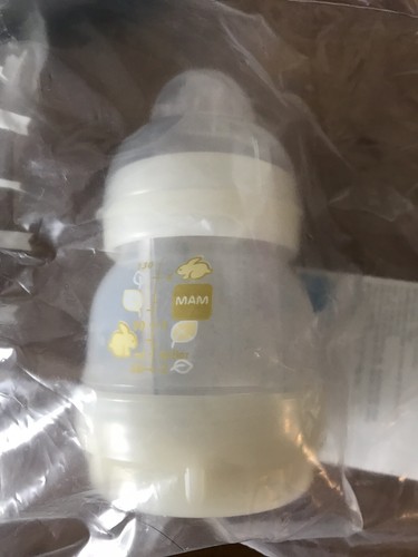 Medela Cooler With 5 Oz Bottles + 2 Sealed MAM 4.5 Oz Babby Bottles