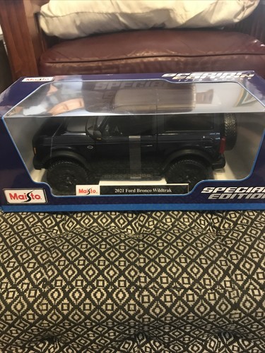 1/18 Ford Bronco Wildtrak 2021 Maisto製 2021 FORD BRONCO WILDTRAK DARK BLUE MET. 1/18 DIECAST MODEL
