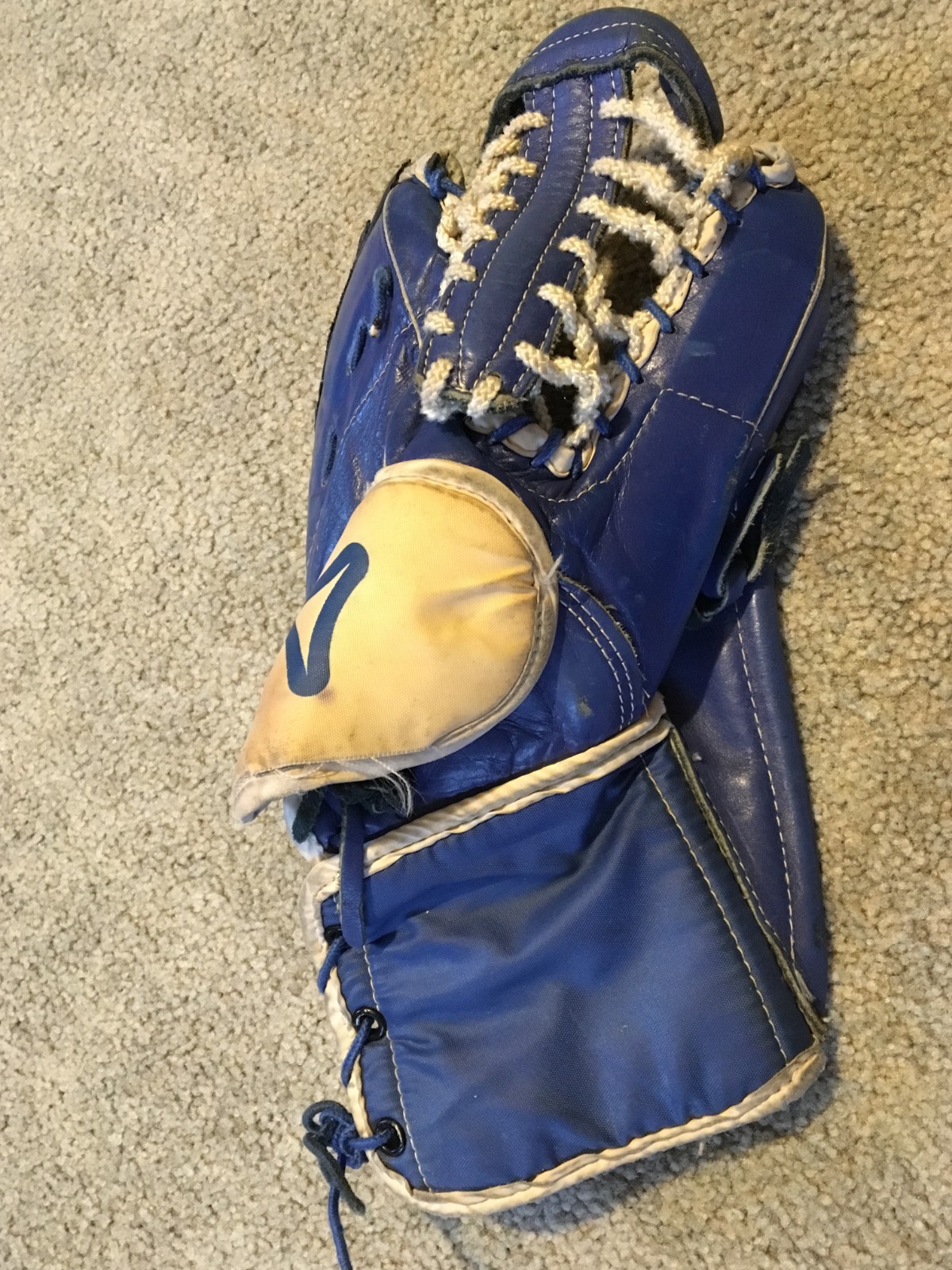 Vintage Ice Hockey Mitt – GG91CH PW,  Canadian Brand?