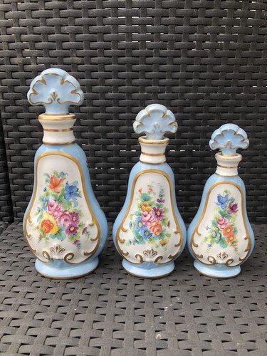 Suite Di 3 Bottiglie IN Porcellana Blu con Decorazione Fiori Marca IN Sotto