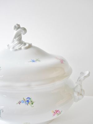 ANTIQUE MEISSEN SCATTERED FLOWERS TUREEN HAND PAINTED FLOWERS SWIRL TOP HANDLES