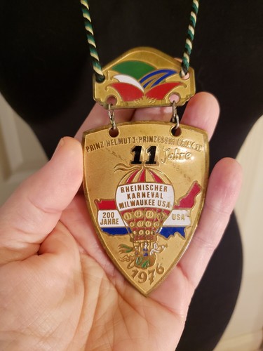 1976 MILWAUKEE USA GERMAN FESTIVAL Commemorative Goldtone Medal, 29