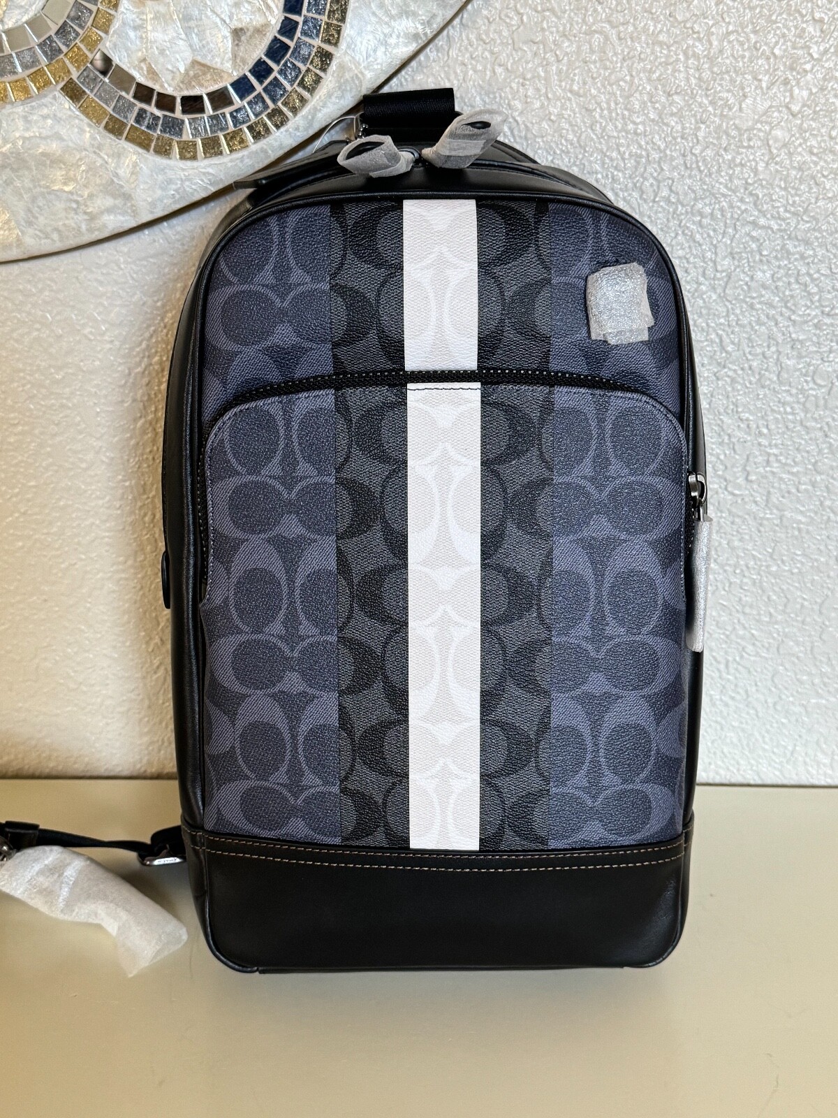 Coach グラハム シグネチャー キャンパス ダイアゴナル ストライププリント Coach Graham Pack In Blocked Signature Canvas With Varsity
