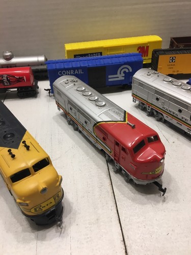 Huge Lot of HO Scale Train Set  4 Engines And Carts For Parts