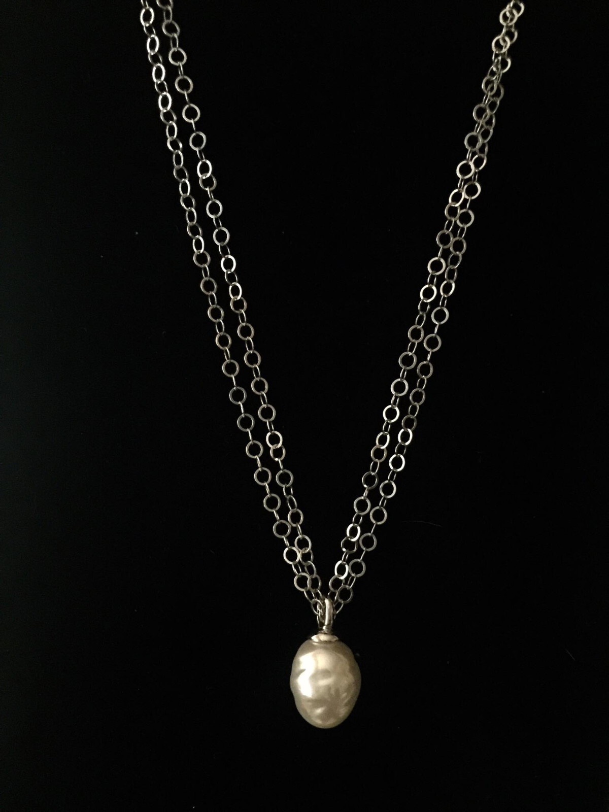 ネックレス・ペンダント Moschino SS25 PEARL NECKLACE (91448411 1006) Moschino White Pearl Round Pendant Silver Plated Necklace 18