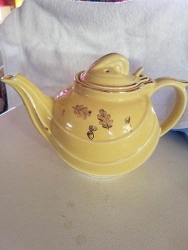 VINTAGE HALL YELLOW AND GOLD 6 CUP TEAPOT LID WITH HOOK MADE IN USA 0799 SWIRL