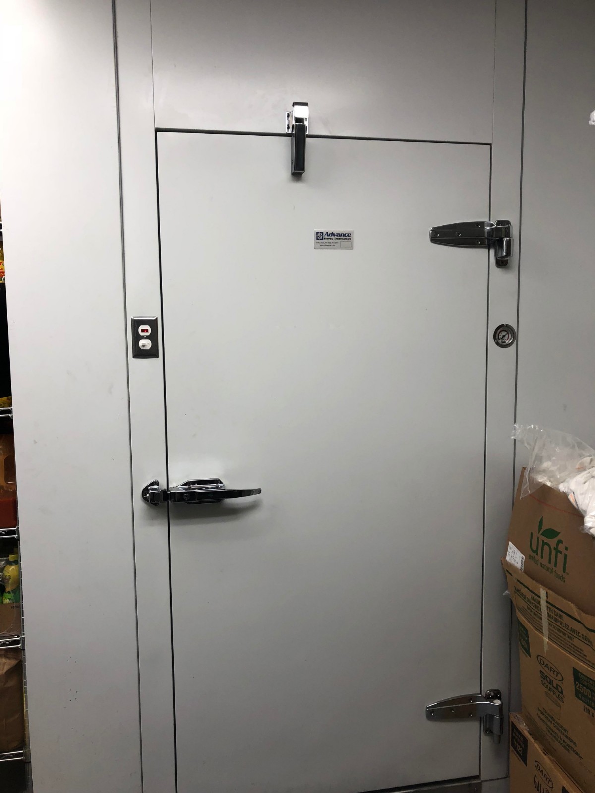 COMMERCIAL WALK IN BOX COOLER WITH FLOOR & REFRIGERATION USED ONE YEAR