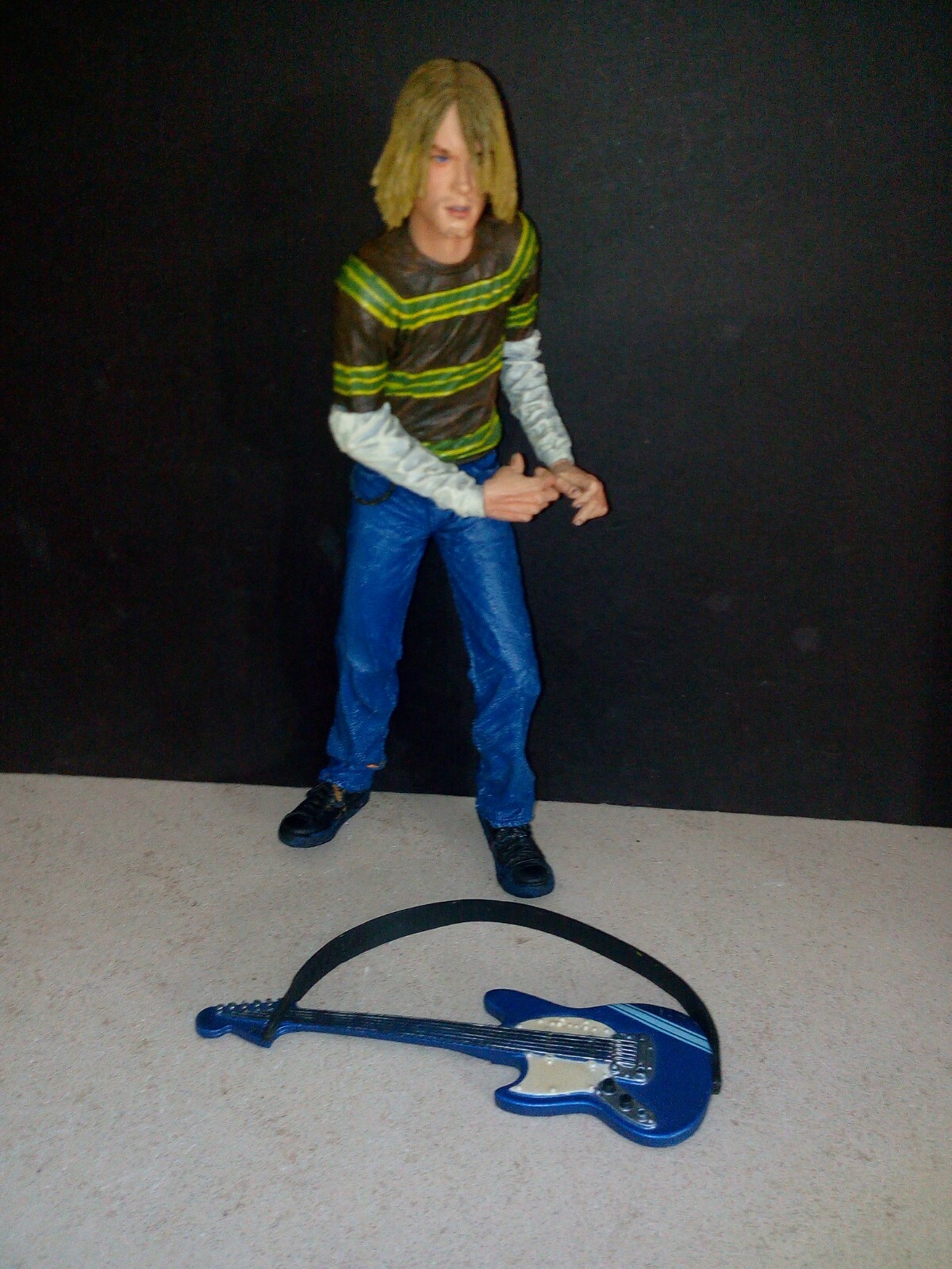その他 Kurt Cobain 7 inch Action Figure by NECA Amazon.com: Kurt Cobain 7 inch Action Figure with Skyblue