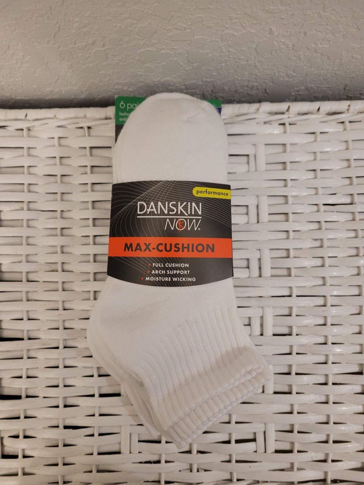 DANSKIN QUARTER TOP/ANKLE MAX- CUSHION SOCKS, WHITE 6 PAIR WOMENS SIZE 8-12  NEW