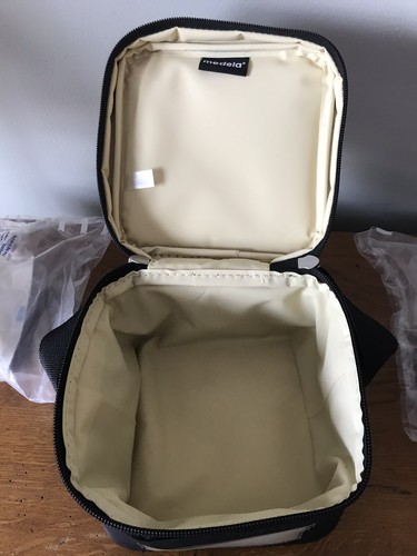 Medela Cooler With 5 Oz Bottles + 2 Sealed MAM 4.5 Oz Babby Bottles