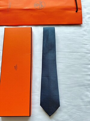 Cravate Hermès En Soie - Motif 'H' - Couleur Parme - Avec Boîte D'origine - Occasion