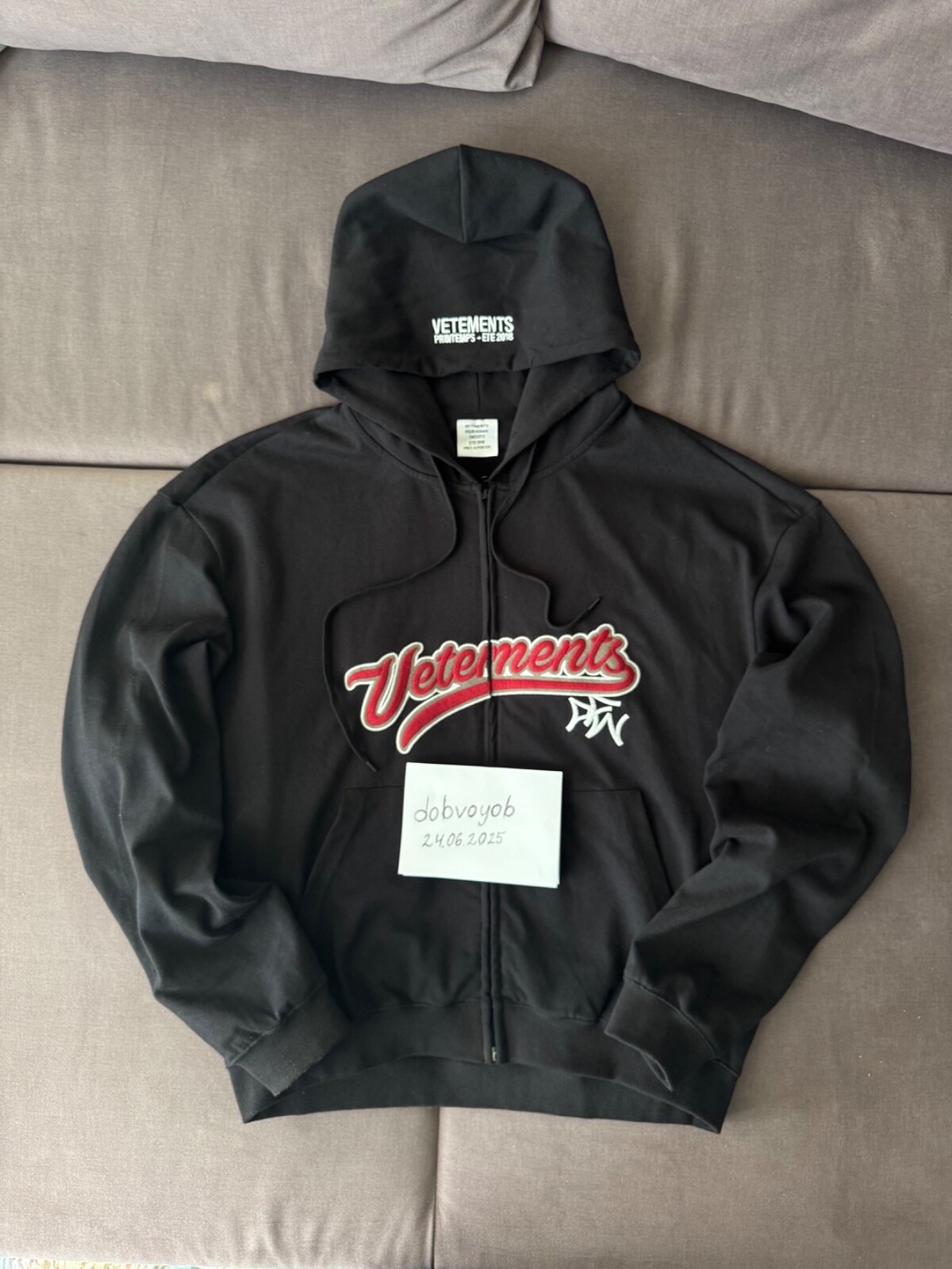 トップス VETEMENTS l Logo Hoodie 20263647_50363716_600.jpg