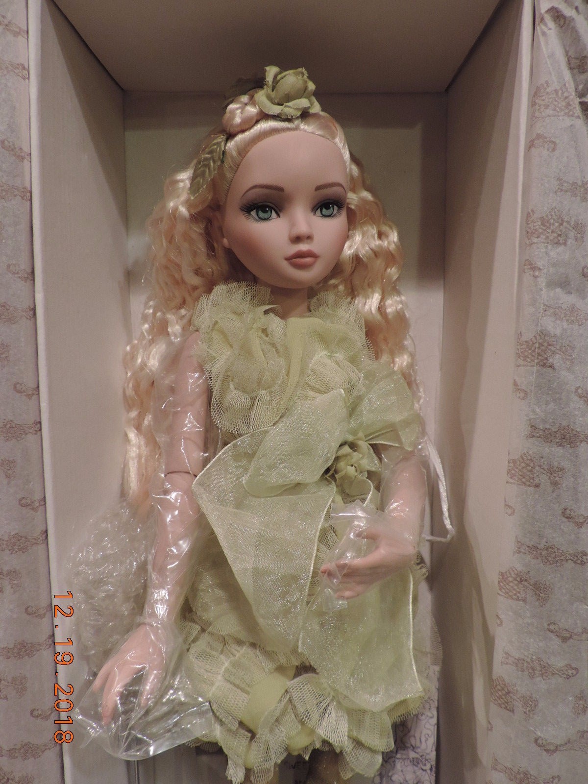 Tonner Ellowyne Wilde Sweetly Sullen doll