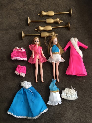 4 Stands 8 Clothing Pieces