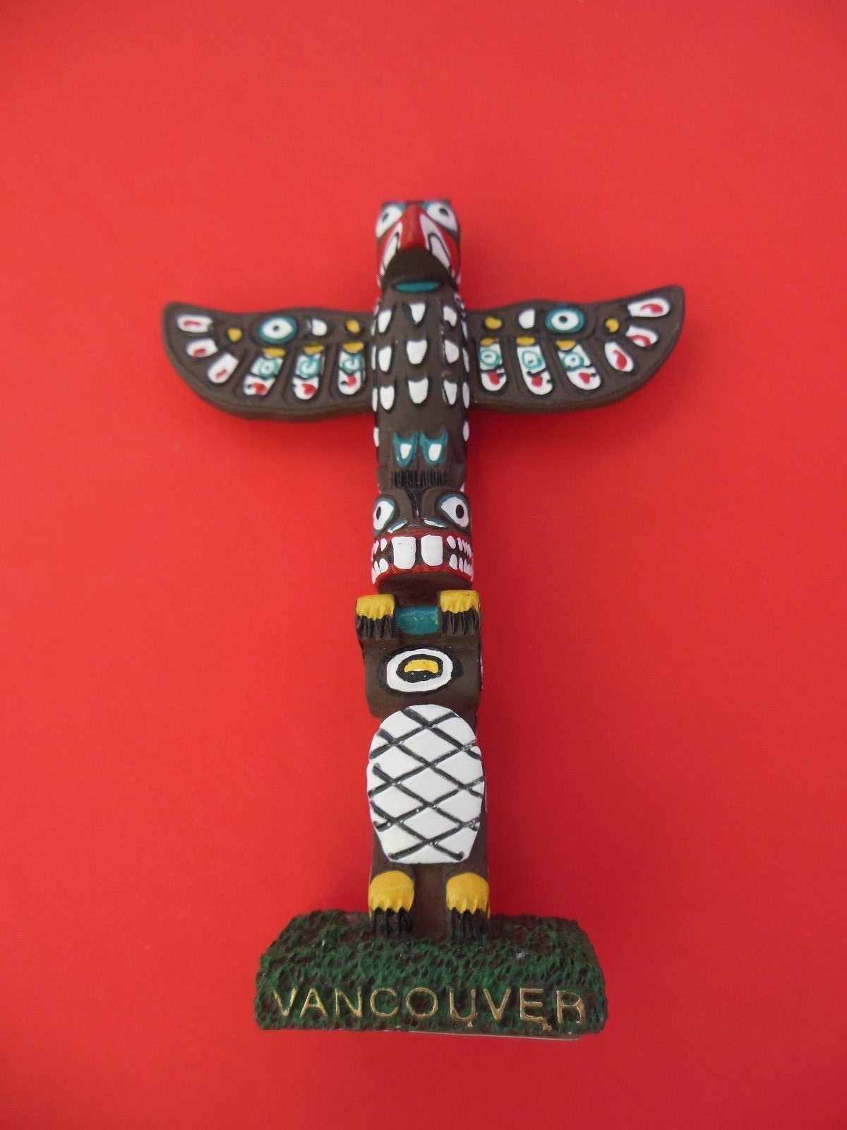 VANCOUVER TOTEM POLE HAND PAINTED FRIDGE DOUBLE BACK MAGNET. MADE IN VIETNAM