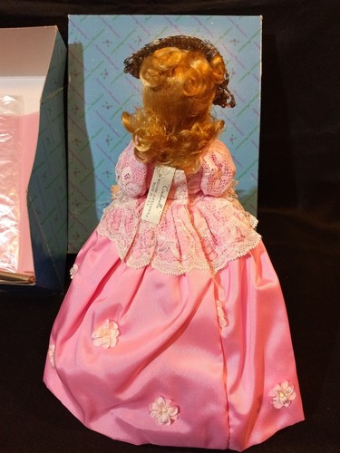 Madame Alexander Doll Cinderella 1137 PORTRETTES Collection with box and Stand!