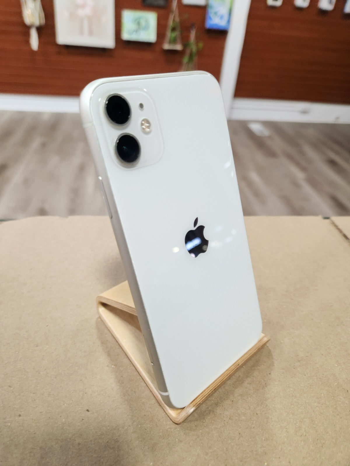 Apple iPhone 11 - 64 GB - White (Factory Unlocked