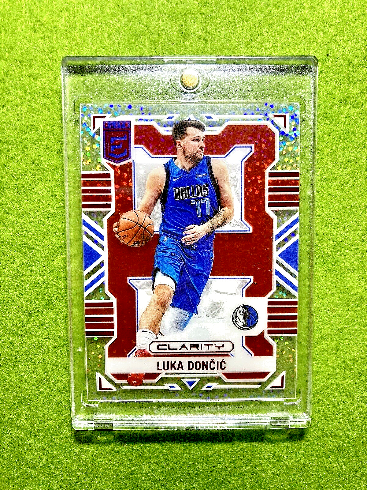 Luka Doncic WHITE SPARKLE PRIZM CLEAR CARD ASIA SSP 2022 Luka Doncic WHITE SPARKLE PRIZM CLEAR CARD ASIA SSP 2022