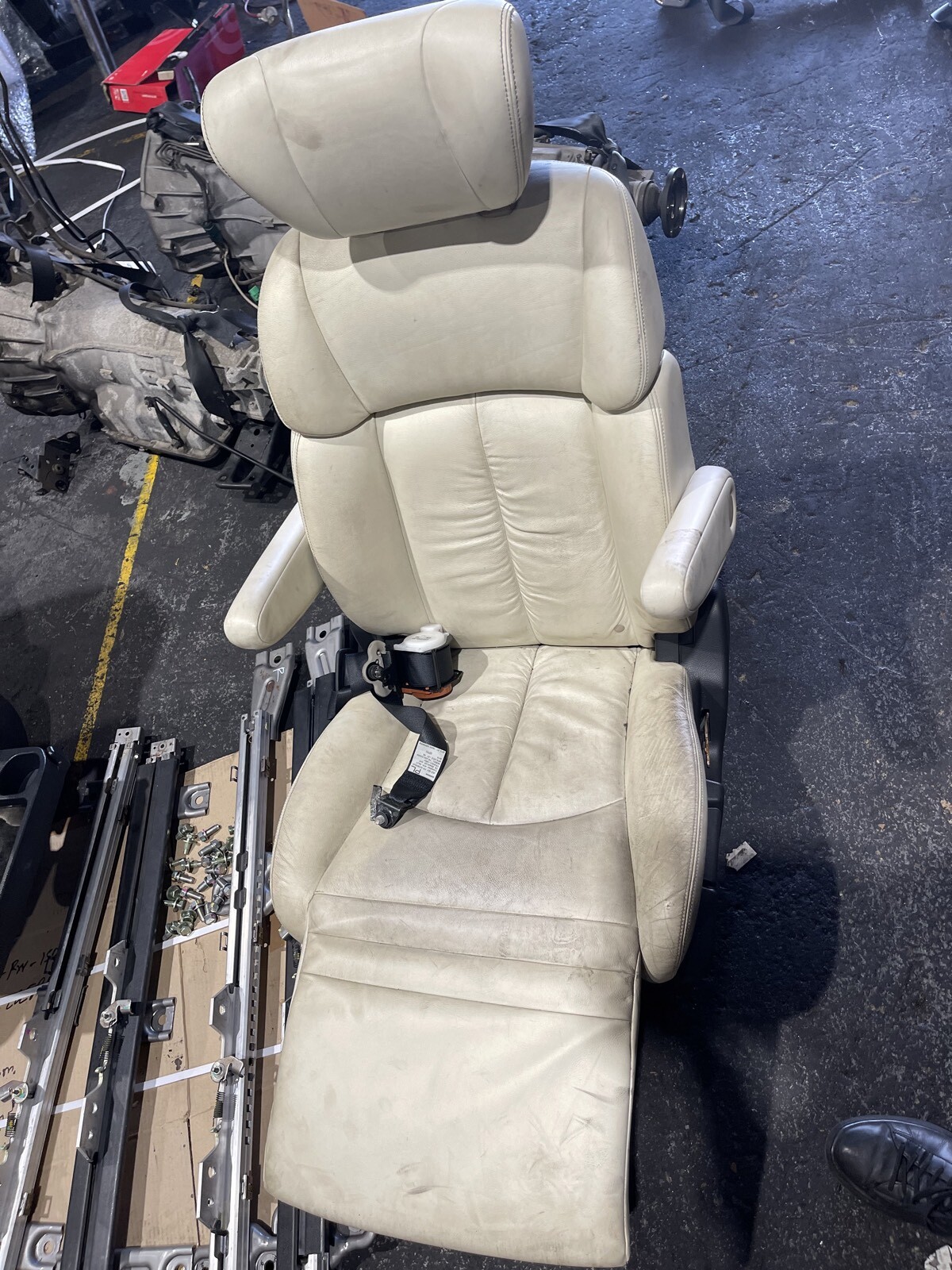 NISSAN ELGRAND E52 SECOND ROW L AND R SEATS WITH RAILINGS AND BRACKETS - thumbnail 8