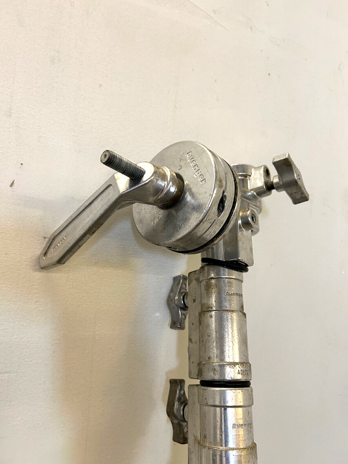 AVENGER 10.5 FT ROLLING HEAVY DUTY 2 STAGE EXT LIGHT STAND w 4 1/2  SUPER CLAMP