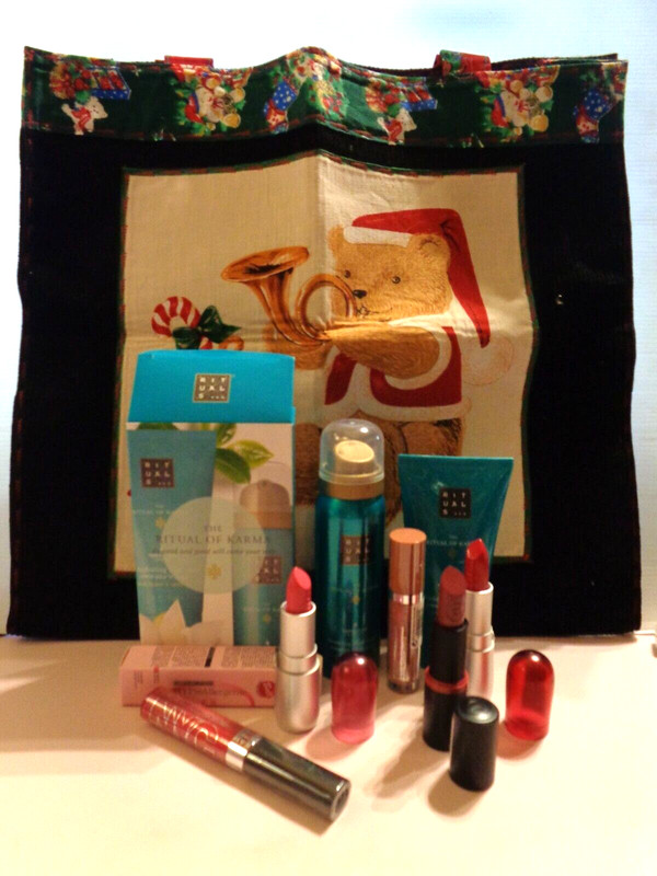 Verschiedene Beauty Artikel Und Stofftasche