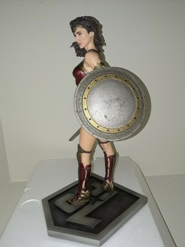 DC Collectibles Justice League Wonder Woman Statue Paint Smudge See Pics