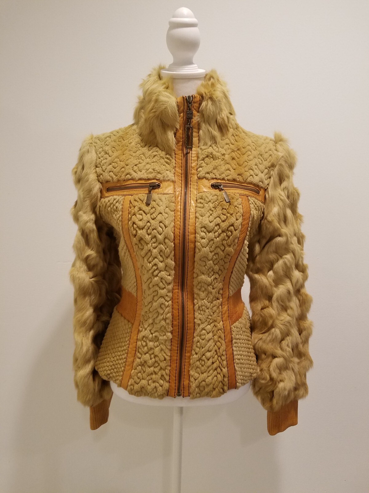 アウターその他 JUST CAVALLI Woman Fur coats Red 77PAS428CUJMF 573 アウターその他 JUST CAVALLI Woman Fur coats Red