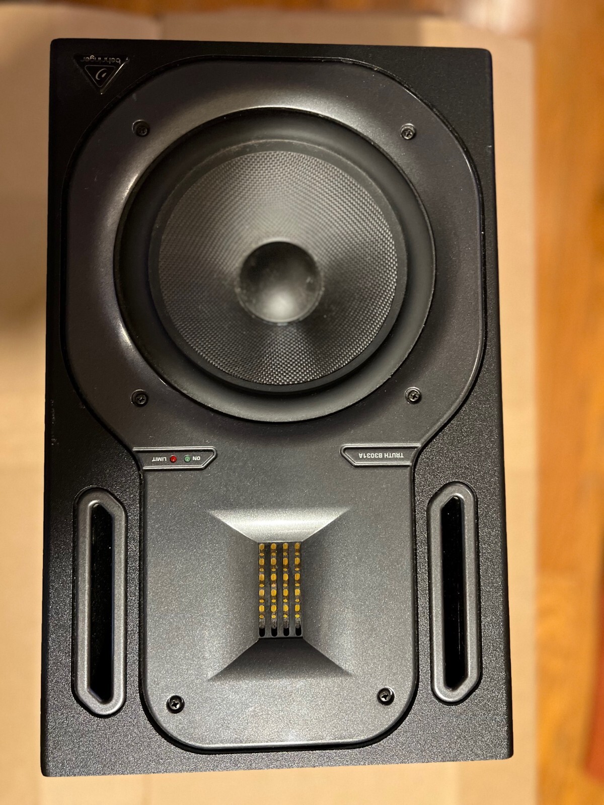 Behringer TRUTH B3031A 2-Way Active Studio Reference Monitor