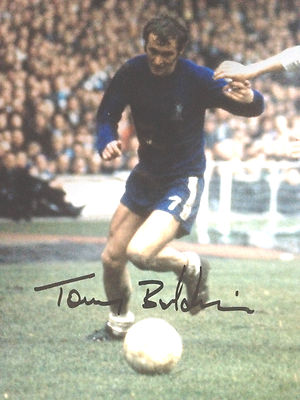 TOMMY BALDWIN - FORMER CHELSEA FOOTBALLER - SUPER SIGNED COLOUR PHOTOGRAPH