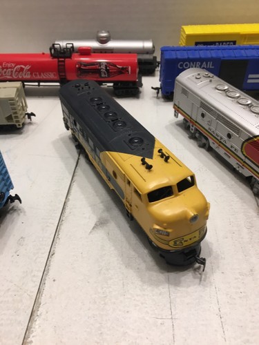 Huge Lot of HO Scale Train Set  4 Engines And Carts For Parts