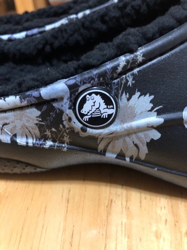 NWT Crocs Womens Freesail Graphic Lined Mule Clog Slippers Black Floral W7